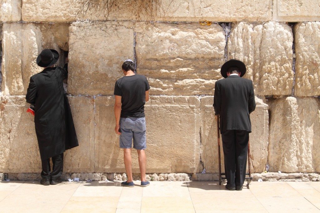 jew at the wailing wall jerusalem prayer